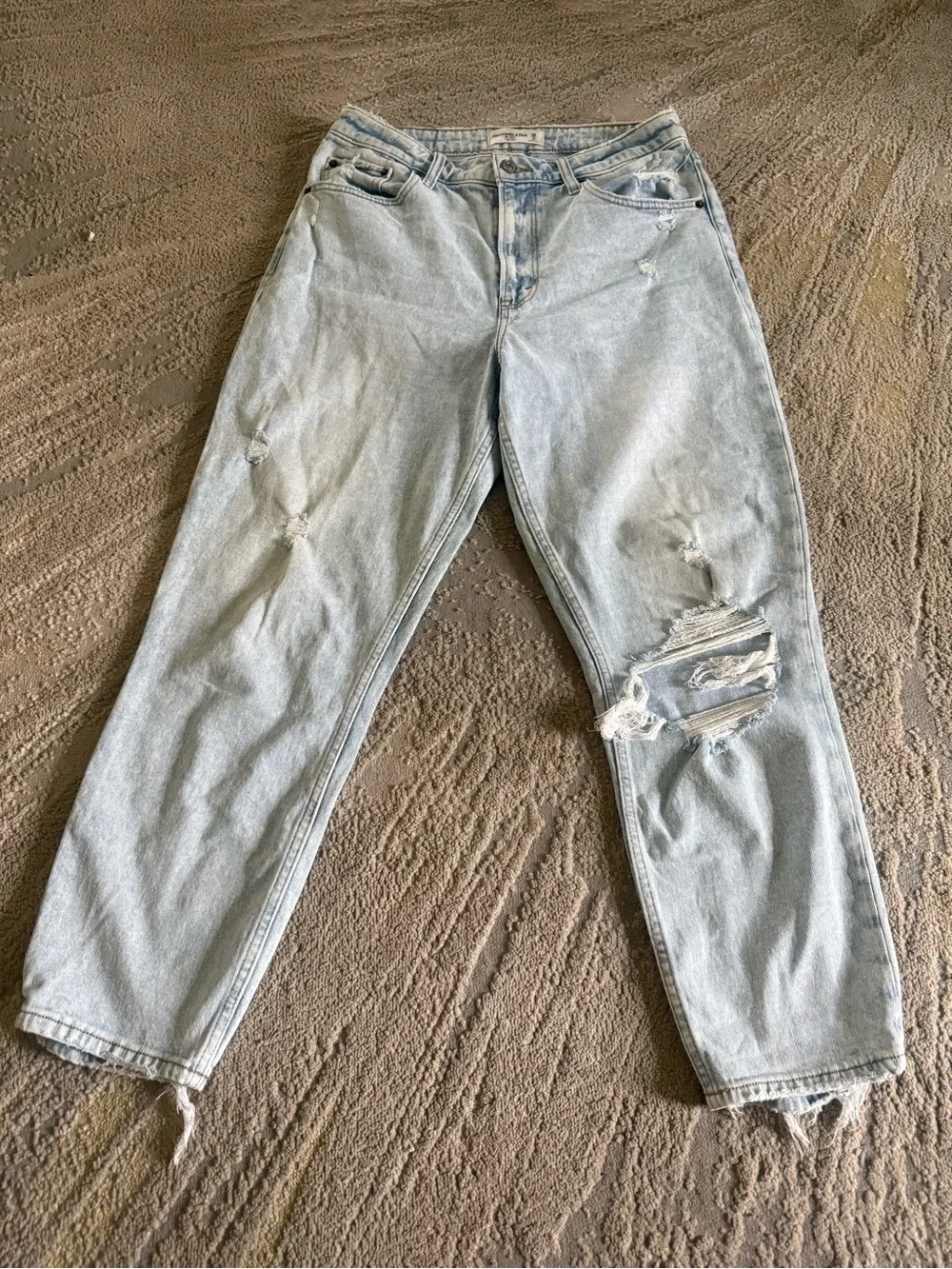 Abercrombie & Fitch Mom jeans High Rise light wash distressed curve love 28 / 6
